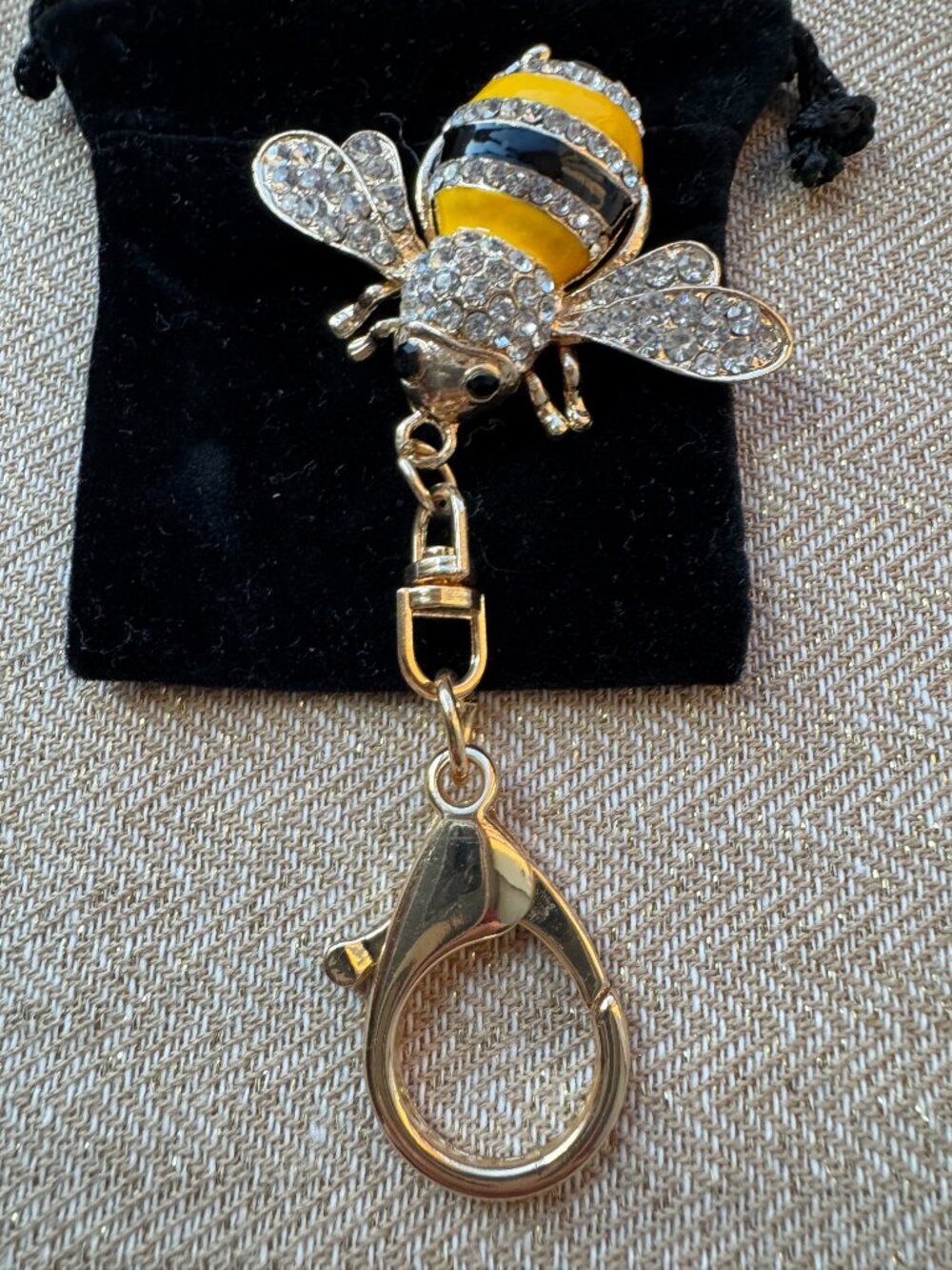 Beautiful Rhinestone Bee Key Ring - Picture 5 of 5